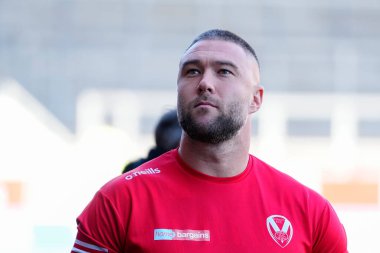 St. Helens 'den Curtis Sironen, 17 Eylül 202' de St Helens ile Salford Red Devils arasında oynanan Betfred Süper Lig karşılaşmasından önce sahada inceleme yapıyor.