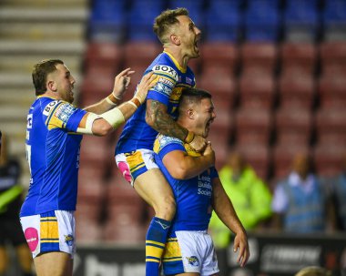 Leeds Rhinos 'tan James Bentley # 11 Betfred Süper Lig karşılaşmasında DW Stadyumu, Wigan, İngiltere' de Wigan Warriors - Leeds Rhinos maçını kutluyor.