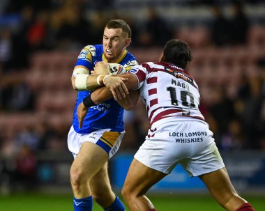 Leeds Rhinos 'tan Cameron Smith # 17 Betfred Süper Lig karşılaşmasında Patrick Mago # 10 Wigan Warriors, Wigan Stadyumu' nda Leeds Rhinos 'a karşı.