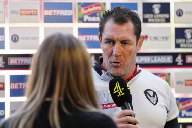 Kanal 4 'ten Helen Skelton, Betfred Süper Ligi maçından önce St. Helens - Salford Red Devils maçı için Kristian Woolf baş antrenörüyle röportaj yaptı.