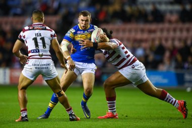 Leeds Rhinos 'tan Cameron Smith # 17 Betfred Süper Lig karşılaşmasında Patrick Mago # 10 Wigan Warriors, Wigan Stadyumu' nda Leeds Rhinos 'a karşı.