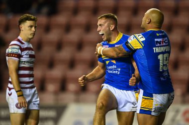 Leeds Rhinos 'tan Jarrod OConnor, 16 Eylül 2022' de İngiltere 'nin Wigan Stadyumu' nda oynanan Betfred Süper Lig karşılaşmasında denemesini kutluyor.