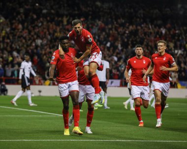 Nottingham Ormanı 'ndan 9 numaralı Taiwo Awoniyi, Nottingham City Ground, Nottingham, İngiltere' de oynanan Premier League maçında 1-0 kazanma golünü kutluyor.