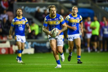 Leeds Rhinos 'tan Blake Austin, 16 Eylül 202' de İngiltere 'nin Wigan Stadyumu' nda oynanan Betfred Süper Lig karşılaşmasında Wigan Warriors - Leeds Rhinos maçında ilk hamlesini yaptı.