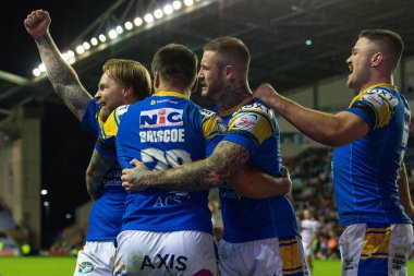 Leeds Rhinos 'tan Blake Austin # 6. Wigan Warriors - Leeds Rhinos maçının 16 Eylül 202' de DW Stadyumu, Wigan, İngiltere 'de oynanan maçının sonunda kutlamalara liderlik ediyor.