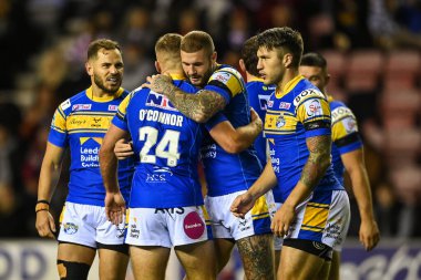 Leeds Rhinos 'tan Jarrod OConnor, 16 Eylül 2022' de İngiltere 'nin Wigan Stadyumu' nda oynanan Betfred Süper Lig karşılaşmasında denemesini kutluyor.