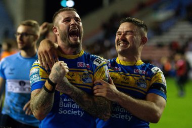Zak Hardaker # 33 ve James Bentley # 11 Leeds Rhinos Betfred Süper Ligi maçının sonunda Wigan Warriors - Leeds Rhinos maçını DW Stadyumu, Wigan, Birleşik Krallık, 16 Eylül 202 'de kutluyorlar.