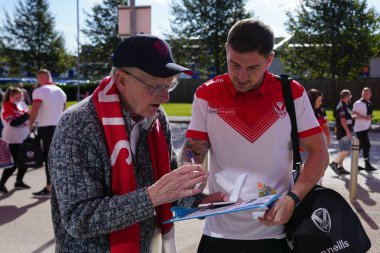 St Helens 'den Mark Percival # 4 Betfred Süper Lig karşılaşmasından önce St Helens - Salford Red Devils maçı için imzalı bir fotoğraf imzaladı.