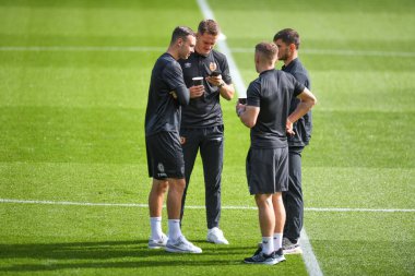 Swansea.com Stadyumu, Swansea.com, Birleşik Krallık 'ta 17 Eylül 202' de oynanan Swansea City vs Hull City maçında Hull City 'nin saha denetimi öncesinde Hull City' ye karşı