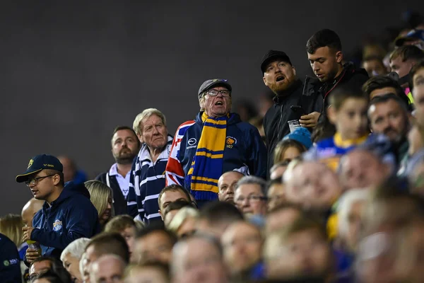 Leeds Fans Espera Que Muestre Una Decisión Marcador Durante Partido —  Fotos de Stock