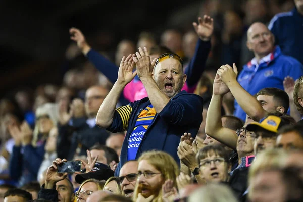 Ein Leeds Fan Feiert Während Des Betfred Super League Spiels — Stockfoto