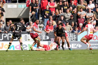 Tim Lafai # 4 Salford Red Devils Betfred Süper Lig maçı sırasında topu Ryan Brierley 'e atıyor. St Helens - Salford Red Devils - All Wicked Stadyumu, St Helens, Birleşik Krallık, 17 Eylül 202