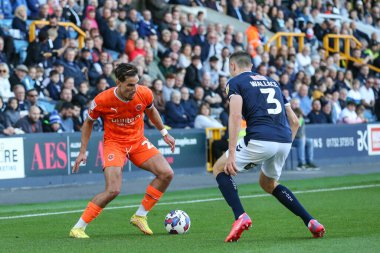 Blackpool 'dan Theo Corbeanu 17 Eylül 202' de The Den, Londra, İngiltere 'de Millwall - Blackpool maçında Murray Wallace # 3 Millwall ile kapışmaya çalıştı.