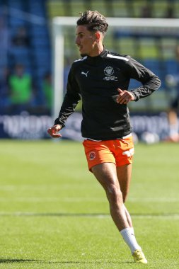 Blackpool 'dan Theo Corbeanu 17 Eylül 202' de The Den, Londra 'da oynanan Millwall-Blackpool maçında ısınıyor.