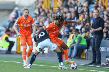 Blackpool 'dan Dominic Thompson # 23 ve Millwall Şampiyonası' nda top için mücadele eden Millwall # 16 numaralı Jamie Shackleton 17 Eylül 202 'de The Den, Londra, İngiltere' de Blackpool 'a karşı Millwall