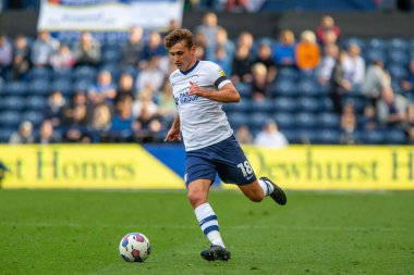 Preston North End 'den Ryan Ledson 17 Eylül 202' de İngiltere 'nin Deepdale kentinde Preston North End-Sheffield United maçında topa vuruyor.