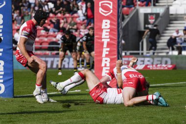 Jack Welsby # 1, Betfred Süper Ligi 'nde St Helens - Salford Red Devils maçında St Helens - All Wicked Stadyumu, St Helens, Birleşik Krallık, 17 Eylül 202' de St Helens # 12 numaralı golcü Joe Batchelor ile kutluyor.