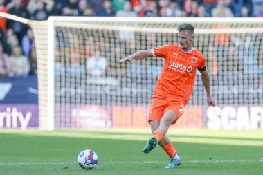 Blackpool 'dan Callum Connolly 17 Eylül 202' de The Den, Londra 'da oynanan Sky Bet Şampiyonası maçında pas veriyor.