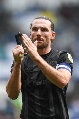 Hull City 'den Lewis Coyle 17 Eylül 202' de Swansea.com Stadyumu 'nda oynanan Swansea City vs Hull City maçında gezgin taraftarları alkışlıyor.