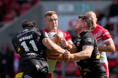 St Helens 'den Matty Lees # 10 Betfred Süper Lig karşılaşmasında Salford Red Devils' in 11 numarası Shane Wright 'da koşuyor. St Helens - Salford Red Devils maçı, All Wicked Stadyumu, St Helens, İngiltere, 17 Eylül 202