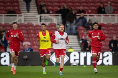 Rodrigo Muniz ve Duncan Watmore, Middlesbrough - Rotherham United maçından önce İngiltere Riverside Stadyumu, Middlesbrough, 17 Eylül 202 'de ısınıyorlar.