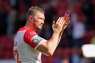 St. Helens 'ten Joe Batchelor, 17 Eylül 202' de St Helens 'e karşı Salford Red Devils' in oynadığı Betfred Süper Lig maçındaki performansının ardından taraftarları selamlıyor.