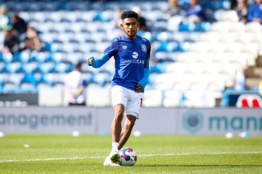 Huddersfield Town 'dan Kaine Kesler-Hayden 17 Eylül 202' de John Smith Stadyumu 'nda Huddersfield Town, Cardiff City maçından önce ısınıyor.