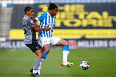 Cardiff City 'den Andy Rinomhota # 35 ve Huddersfield Town' dan Etienne Camara # 24 Sky Bet Şampiyonası maçında Huddersfield Town, Cardiff City 'e karşı John Smith Stadyumu, Huddersfield, Birleşik Krallık, 17 Eylül 202