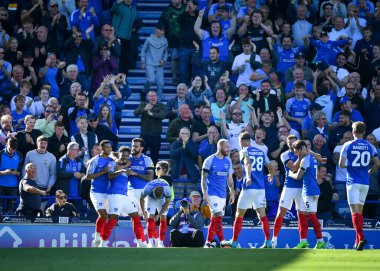 GoAL 1-0 Portsmouth forveti Josh Koroma (27), 17 Eylül 202 'de Portsmouth, Portsmouth, Birleşik Krallık' ta oynanan Gökyüzü İddia Ligi 1 maçı Portsmouth - Plymouth Argyle maçında attığı golü takımlarıyla kutluyor.