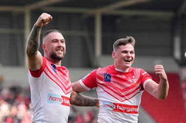 Curtis Sironen # 16 ve Jack Welsby # 1 Betfred Süper Ligi karşılaşmasından sonra taraftarları selamlıyor. St Helens - Salford Red Devils - All Wicked Stadium, St Helens, Birleşik Krallık, 17 Eylül 202