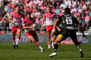 St Helens 'ten Jonny Lomax # 6 Betfred Süper Ligi maçı sırasında Salford Red Devils' in 13 numaralı oyuncusu Elijah Taylor 'da koşuyor. St Helens - Salford Red Devils - CompleWicked Stadyumu, St Helens, İngiltere, 17 Eylül 202