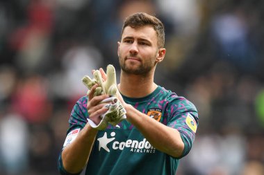 Hull City 'den 13. Nathan Baxter 17 Eylül 202' de Swansea.com Stadyumu 'nda oynanan Swansea City vs Hull City maçında gezgin taraftarları alkışlıyor.
