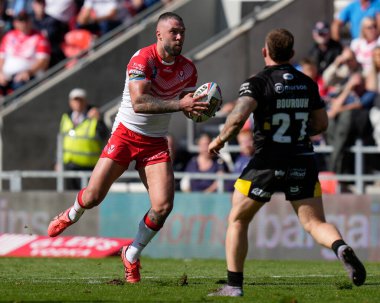 St. Helens 'den Curtis Sironen # 16 Betfred Süper Ligi karşılaşmasında Salford Red Devils' in 27 numarası Salford 'da koşuyor. St Helens, All Wicked Stadyumu, St Helens, Birleşik Krallık, 17 Eylül 202
