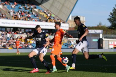 Blackpool 'dan Ian Poveda # 26, Millwall' ın 17 Eylül 202 'de The Den, Londra, İngiltere' de oynanan Millwall-Blackpool maçında Murray Wallace # 3 Millwall 'ın müdahalesiyle reddedildi.