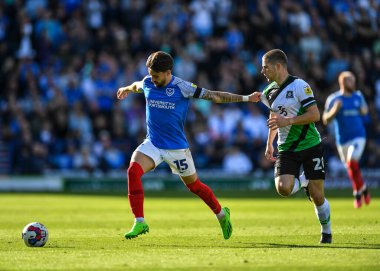 Portsmouth forveti Owen Dale (15), Plymouth Argyle orta saha oyuncusu Adam Randell 'i (20) 17 Eylül 202' de Portsmouth - Plymouth Argyle maçında geride bıraktı.