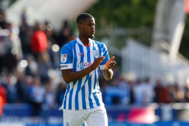 Huddersfield Town 'dan Luke Mbete 17 Eylül 202' de John Smith Stadyumu 'nda oynanan Huddersfield Town - Cardiff City maçından sonra taraftarları alkışlıyor.