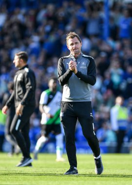 Plymouth Argyle Müdür Yardımcısı Mark Hughes, 17 Eylül 202 'de Fratton Park, Portsmouth, Birleşik Krallık' ta oynanan Sky Bet 1 karşılaşmasında taraftarları tam zamanlı olarak alkışlıyor.