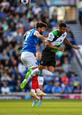 Plymouth Argyle forvet Morgan Whittaker (19) ve Portsmouth orta saha oyuncusu Marlon Pack (7), 17 Eylül 202 'de Fratton Park, Portsmouth, İngiltere' de oynanan Sky Bet 1 karşılaşmasında havada savaştılar.