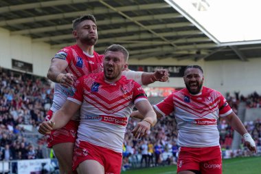 Tommy Makinson # 2 Betfred Süper Ligi 'nde St Helens - Salford Red Devils maçında St Helens - All Wicked Stadyumu, St Helens, Birleşik Krallık, 17 Eylül 202' de St Helens # 12 numaralı golcü Joe Batchelor ile kutluyor.