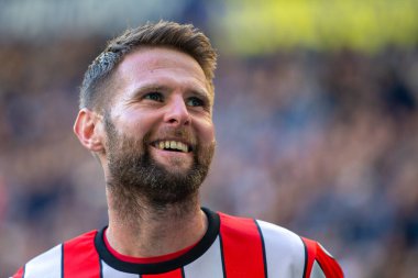 Sheffield United 'dan Oliver Norwood 17 Eylül 202' de İngiltere 'nin Deepdale kentinde oynanan Sky Bet Şampiyonası maçında taraftarlara gülümsüyor.