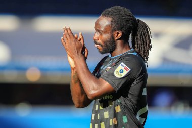 Coventry City 23 numaralı Fankaty Dabo, 17 Eylül 202 'de İngiltere' nin Birmingham City ile Coventry City arasındaki Gökyüzü İddia Şampiyonası maçından sonra gezgin taraftarları alkışlıyor.