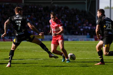 St Helens 'den Jack Welsby 17 Eylül 202' de St. Helens - Salford Red Devils maçında Salford Red Devils 'in arkasında top sürüyor.