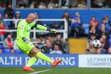 Birmingham City 'den John Ruddy 17 Eylül 202' de Birmingham City ile Coventry City arasındaki Gökyüzü İddia Şampiyonası maçında pas veriyor.