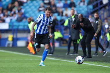 Sheffield Wednesday 'den Marvin Johnson 17 Eylül 202' de İngiltere 'nin Hillsborough kentinde oynanan Sheffield Wednesday-Ipswich Town maçında topu sürüyor.