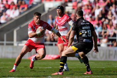 St. Helens 'ten Louie McCarthy-Scarsbrook # 15 Betfred Süper Ligi maçı sırasında Salford Red Devils' in 29 numarası Alex Gerrard 'a koşuyor. St Helens, Salford Red Devils' e karşı. Tamamen Wicked Stadyumu, St Helens, İngiltere, 17 Eylül 202