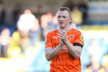 Blackpool 'dan 19 numaralı Shayne Lavery, 17 Eylül 202' de The Den, Londra 'da oynanan Sky Bet Şampiyonası karşılaşmasında taraftarları son düdükle selamlıyor.