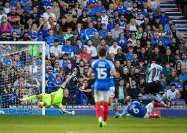 Gol 1-2 Plymouth Argyle forvet Niall Ennis (11) şutunu atıyor ve gol atıyor ve Portsmouth - Plymouth Argyle maçı sırasında Portsmouth, Portsmouth, Birleşik Krallık 'ta 17 Eylül 202' de oynanan