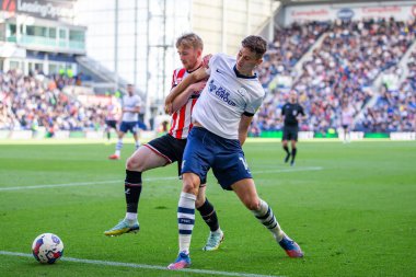 Tommy Doyle # 22 Sheffield United ve Jordan Storey # 14 Preston North End maçında Preston North End ile Sheffield United arasında 17 Eylül 202 'de Deepdale, Preston, İngiltere' de oynanan maçta mücadele etti.
