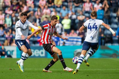 Sheffield United 'ın 6 numaralı Chris Basham' a 17 Eylül 202 'de Preston North End' in Deepdale, Preston, Birleşik Krallık 'ta Preston North End' e karşı oynadığı Sky Bet Şampiyonası maçında Brad Potts # 44 rakip oldu.
