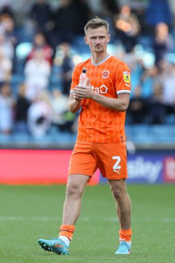 Blackpool 'dan Callum Connolly 17 Eylül 202' de Londra 'nın başkenti The Den' de oynanan Sky Bet Şampiyonası maçında taraftarları son düdükle selamlıyor.